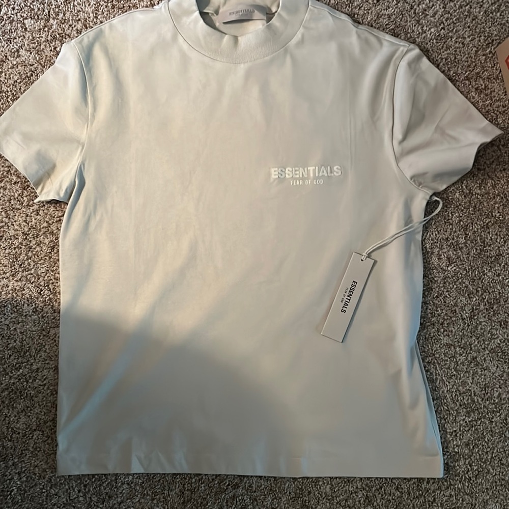 Brand new with tags Mens Essentials  t shirt purchased on Stock X